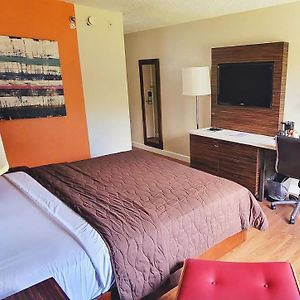 Deluxe Handicap King Room